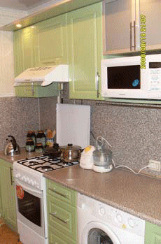 Фото кухня с плитой, стиральной машиной и СВЧ печкой